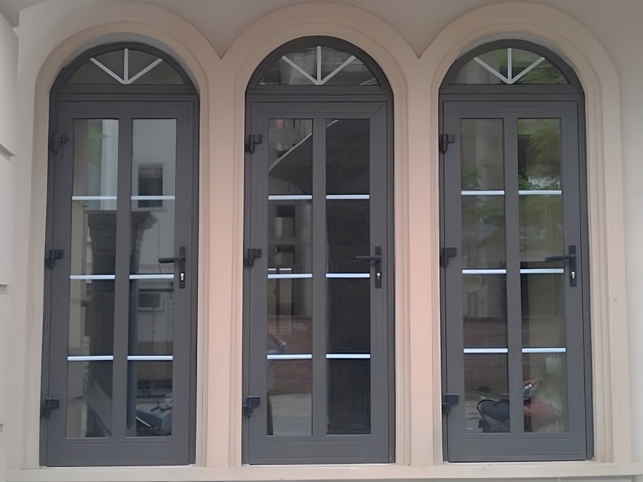 Mẫu cửa đi 1 cánh nhôm uốn vòm màu ghi